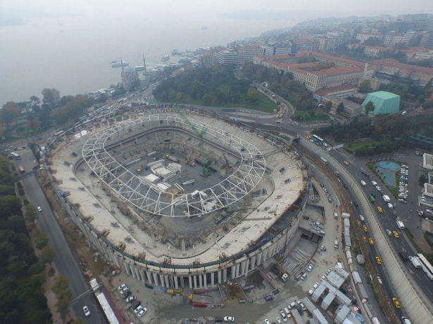 <p>Çelik tellerle 27 metre yükseklikte duran 850 ton ağırlığındaki çatı iskeleti önümüzdeki günlerde kaplanacak. </p>