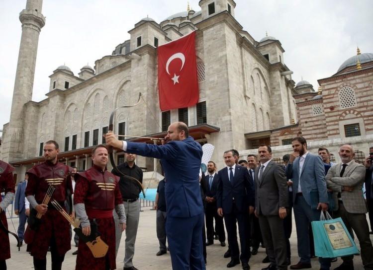 <p><span style="color:#FFD700"><strong>'MALAZGİRT SÜRECİN BAŞLANGICIDIR'</strong></span><br />
<br />
Ben inanıyorum ki bu süreçte Malazgirt'te başlayan bu hareket, heyecan ve Anadolu'nun fetih ruhunu gençlerimiz orada idrak ederek, Türklerin Anadolu'ya gelişiyle neler başardığını ve neler yaptığını ve cihan imparatorluğuna doğru yürüdüğünü idrak edecekler. Malazgirt, bir fetih ruhudur, sürecin başlangıcıdır." diye konuştu.</p>