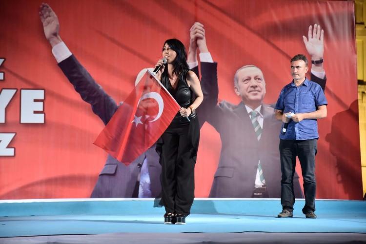 <p><span style="color:rgb(68, 68, 68)">Hande Yener</span><a href="http://www.takvim.com.tr/multimedya/galeri/turkiye/demokrasi-ve-sehitler-mitingine-katilacak-unlu-isimler/14">.</a></p>

