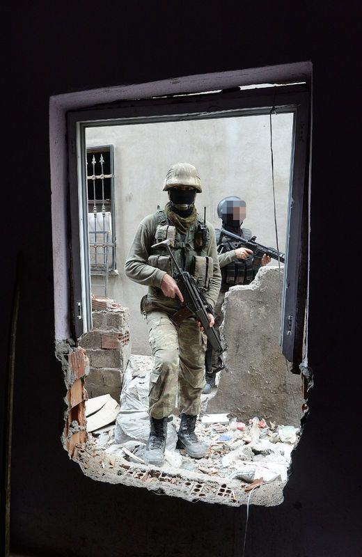 <p>Güvenlik güçleri, evlerde yaptıkları aramalarda, 3 tabanca, ikişer uzun namlulu silah, av tüfeği, roketatar mühimmatı ve akü, 2 bin 300 mermi, 96 el bombası, bir dürbün, çok sayıda el yapımı patlayıcı ve bunların yapımında kullanılan gereç ile tıbbi ve yaşam malzemesi ele geçirdi.</p>
<p> </p>