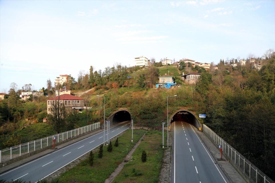 <p>Karadeniz Sahil Yolu Projesi kapsamında 2001'de trafiğe açılan İyidere'deki Sarayköy tünelinin gidiş tüpü bin 830, geliş tüpü ise bin 805 metre uzunluğunda inşa edildi. 2007'de yapımı tamamlanan Pazar tünelinin gidiş tüpü bin 854 metre, geliş tüpü ise bin 752 metre uzunluğunda.</p>