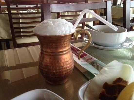 <p>Düzenli olarak ayran içmek sadece başta sindirim sistemi olmak üzere iç organların sağlığını korumakla kalmaz aynı zamanda cilt sağlığının korunmasına da yardımcı olur. </p>
