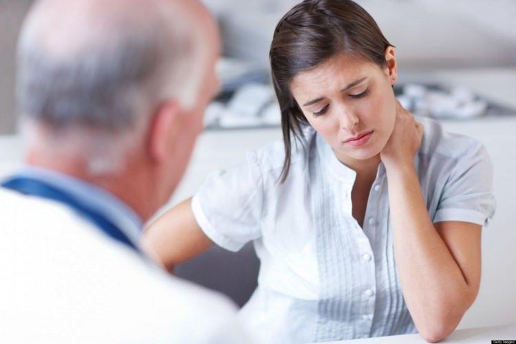 <p><strong>10. Polikistik Over Sendromu</strong></p>
<p>Dr. Mehmet Özeren, bazı hastalıkların akneye neden olabileceğini söyleyerek '<strong>basit bir sivilce</strong>' deyip geçilmemesi gerektiğini belirtiyor. Özeren kadınlarda yaygın görülen <strong>Polikistik Over Sendromunu</strong> örnek vererek yüksek tansiyondan akneye kadar birçok nedene yol açtığına dikkat çekiyor.</p>
