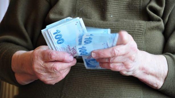 <p><strong>Evlenen gence çeyiz hesabı</strong></p>
<p>Gençlerde evliliğin teşvik edilmesi amacıyla tasarlanan çeyiz hesabı uygulamaya geçiriliyor. Aile ve iş hayatının uyumunun güçlendirilmesi için farkındalığın artırılması sağlanacak. Okul saatleri çalışma saatleriyle uyumlu hale getirilecek. Yoksulluğu azaltma ve sosyal koruma politikaları sürdürülecek. Sosyal hizmet ve yardım kuruluşları arasında koordinasyon ve işbirliği artırılıyor. Bu kapsamda Aile Bilgi Sistemi kurulacak.</p>