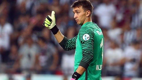<p>CENK'LE ISINDI<br />
<br />
Muslera ısınmak için sahaya çıktıklarında iki kaleci antrenörü ile de çalışmamayı tercih etti. Yedek kaleci Cenk Gönen ile ısınma idmanları yapan Muslera bu konudaki net tavrını da bir kez daha sergilemiş oldu.</p>