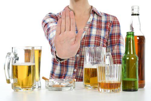 <p><strong>Uykudan önce alkol almak horlamaya neden olur</strong></p>

<p>Alkol ve sakinleştirici ilaçlar boğazın arkasındaki kasların dinlenme tonunu azaltır; bu da daha çok horlamaya neden olur. </p>
