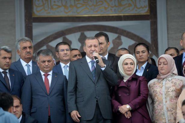 <p>Cumhurbaşkanı Erdoğan, "Şimdi ise artık burası bir çekim alanı haline de gelmiş bulunuyor, dolayısıyla yaz mevsimlerinde Rize'ye gelen bütün hemşehrilerim inanıyorum ki Kıble Dağı'nı geçmeyecektir, geçemeyecektir, buraya muhakkak uğrayacaktır. </p>