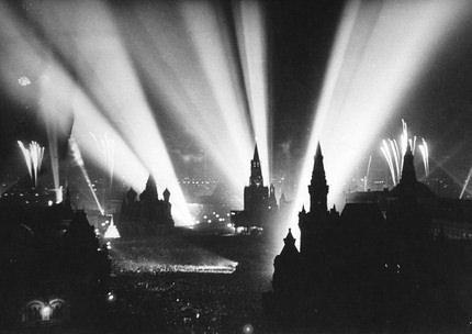 <p>II. Dünya Savaşı'nın bitişi Moskova'nın Kızıl Meydan'ında kutlanırken, 9 Mayıs 1945</p>

<p> </p>
