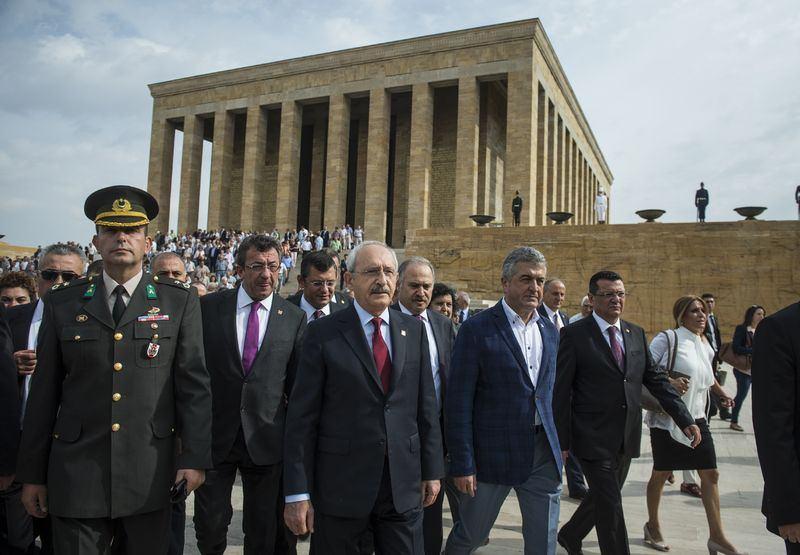 <p>9 Eylül 1923 tarihinde Atatürk tarafından kurulan Türkiye’nin ilk siyasi partisi CHP, 92 yaşına bastı. 92. kuruluş yıl dönümünde Genel Başkan Kemal Kılıçdaroğlu önderliğindeki CHP heyeti de, Anıtkabir’i ziyaret etti.</p>
<p> </p>
<p> </p>