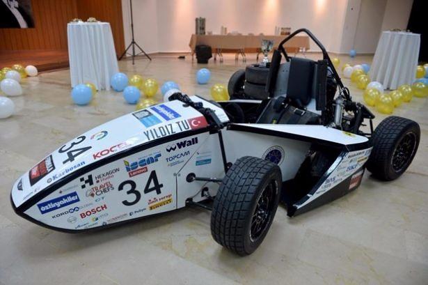 <p>İngiltere'de düzenlenen "Formula Student" yarışmalarında 28 ülkeden 135 takımı geride bırakarak kupa kaldıran YTÜ öğrencilerinin eseri olan "Y TR-02", farklı bölümlerden 21 lisans öğrencisinin desteğiyle bir yıllık çabanın sonucunda tek kişilik ve açık tekerlekli olarak imal edildi.</p>
<p> </p>