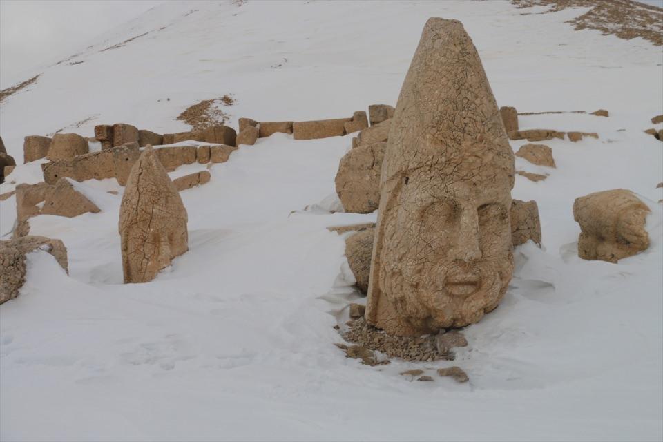 <p>Adıyaman ile Nemrut Dağı'nın arasını 32 kilometre kısaltan Nemrut Kral Yolu'ndaki çalışmaların tamamlanarak açılmasıyla ziyaretçiler eskiye göre daha rahat şekilde Nemrut'a ulaşabiliyor.</p>

<p> </p>
