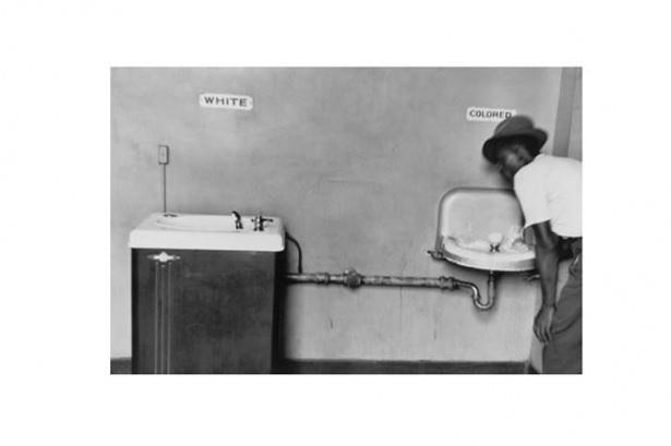 <p>Elliott Erwitt (1950)Kuzey Carolina'da çekilen bu kare ırkçılığın boyutunu ortaya koyuyor. Siyahlarla beyazların çeşmeleri bile ayrı.</p>