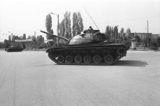 <p> 12 Eylül 1980 sabahı sokağa çıkma yasağı ilan edildi. </p>