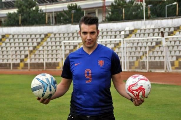 <p>Halı sahada haftada üç gün maç yaptığını anlatan Kaya, Van Persie'nin santrfor oynadığını, kendisinin ise kaleciliği tercih ettiğini aktardı.</p>
<p> </p>