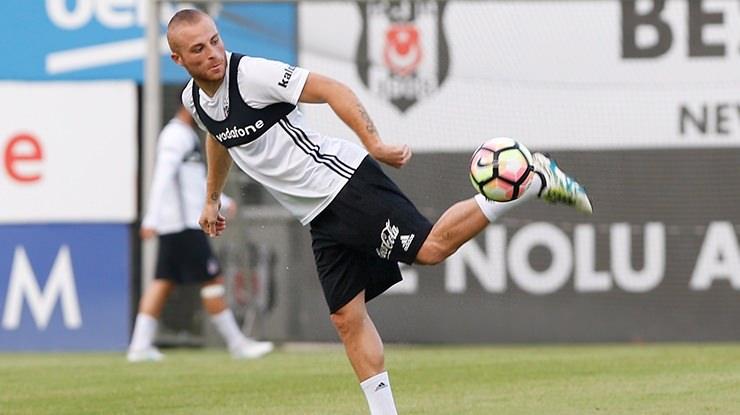 <p><strong>GÖKHAN TÖRE</strong><br />
<br />
Geçtiğimiz sezonu West Ham'da geçiren ve bu sezon Beşiktaş'a geri dönen Gökhan Töre antrenman sırasında sağ diz kıkırdağından sakatlık yaşadı.</p>