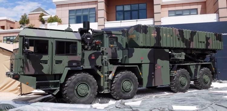 <p>Roketsan Khan Balistik Fuze Sistemi</p>

<p>ROKETSAN tarafından geliştirilen KHAN füzesi  610 mm çaplı BORA füzesinin ihraç versiyonudur. Yüksek öncelikli hedefler üzerinde 470 kg harp başlığı ile yoğun ve etkili ateş gücü sağlamaktadır.</p>
