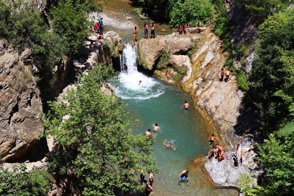 <p>Özellikle çocuk ve gençler, çay üzerinde oluşan küçük göletlerde yüzerek serinlerken, ziyaretçiler de şelalede bol bol fotoğraf çekmeyi ihmal etmiyor.</p>
<p> </p>