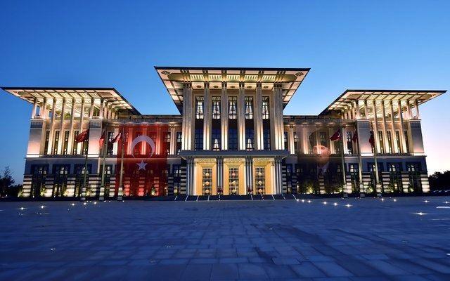 <p>Çelik destekli özel bir betonla inşa edilen Harekât Merkezi’nin kenarları bin kg’lık, ortası ise 10 bin kg’lık konvansiyonel bombalara karşı dayanıklı olacak. Her çeşit füze, bomba gibi balistik silahlara, kimyasal ve nükleer saldırılara karşı da korunaklı olacak Harekât Merkezi, 24 saat kesintisiz iletişim, güvenlik, ulaşım ve tahliye olanakları sağlayacak şekilde tasarlandı.</p>
