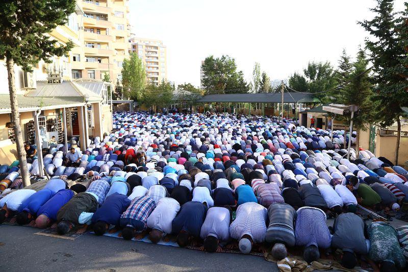 <p>Başkent'te bulunan Ejder Bey, Lezgi, Garaçukur, Tezepir ve İlahiyat camileri namaz için gelen Müslümanlarla doldu. </p>
