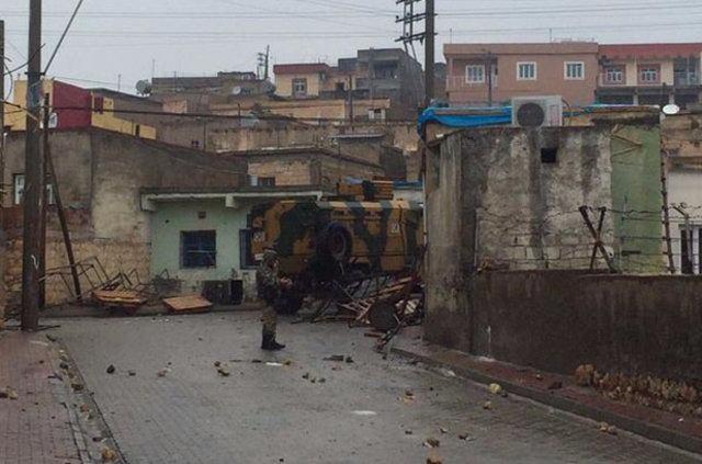 <p>Güvenlik güçleri, Cizre'de detaylı arama çalışmaları sırasında teröristlerce "Cizre Belediyesi" yazılı poşetler içinde bir camiye saklanan el yapımı patlayıcılar buldu. Genelkurmay Başkanlığının tamamının kontrol altına alındığını bildirdiği ilçede, bin 425 el yapımı patlayıcı da imha edildi.</p>
<p> </p>