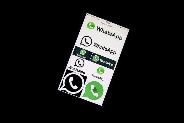 <p>Günlük hayatta kullanıcıların ruh halini yansıtmak için sıklıkla başvurduğu emojiler, son güncellemeyle birlikte Android WhatsApp beta uygulamasında daha büyük görünmeye başladı. Beta sürümde kullanıcılar aynı mesajda dört ya da daha fazla emoji gönderdiğinde, emojiler standart boyutta görünecek; ancak üç ve daha az emoji gönderiminde ise üst bölümdeki görselde de fark edeceğiniz üzere emojilerin boyutu büyüyecek.</p>

