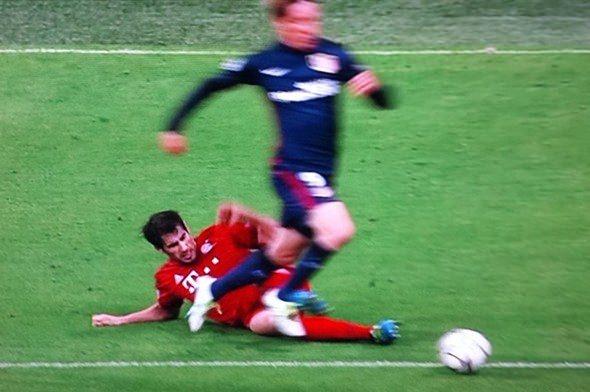 <p>83. dakikada Bayern Münihli Martinez'in Torres'e kayarak yaptığı müdahalede Cüneyt Çakır, penaltı kararı verdi. Bayern Münihli oyuncular pozisyonun ceza sahası dışında geliştiğini savunarak kararın yanlış olduğunu savundu.</p>
