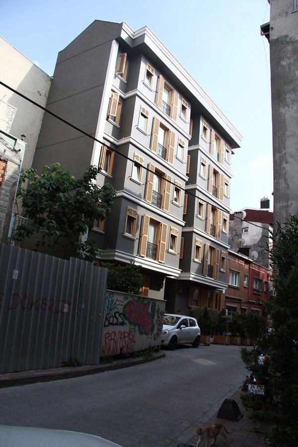 <p>İmirzalıoğlu ilk olarak iki yıl önce aldığı binayı restore edip sanat merkezi kurmayı düşündüğü dört katlı ofisi satılığa çıkarmaya hazırlanıyor.</p>

<p> </p>
