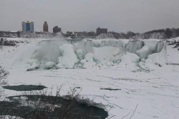 <p>Kanada &Ccedil;evre Bakanlığı kayıtlarına g&ouml;re Niagara Şelaleleri 1912 yılından bu yana ilk kez bu denli dondu.</p>
