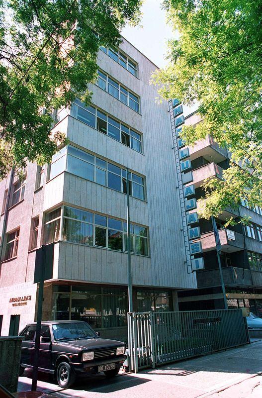 <p>1998 yılına kadar kullanılan Sıhhiye'deki Hanımeli Sokakta bulunan AA Genel Müdürlüğü Binası... </p>