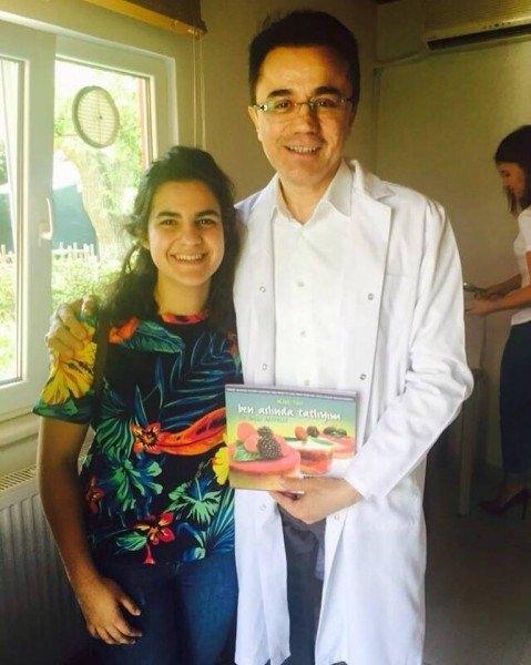 <p>Kitapta onkolog Yavuz Dizdar ve Ender Saraç gibi önde gelen doktorların sağlıklı beslenmeye dair görüşleri ve tavsiyeleride yer alıyor.</p>