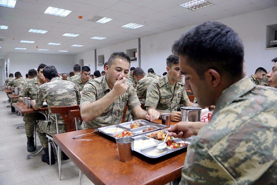 <p>Aşçı olarak görev yapan asker, hazırladıkları yemeklerin beğeniyle tüketildiğini belirterek, "Burada 3 öğün 4 çeşit yemek yapıyoruz. Bugünkü menüde yayla çorba, pilav, fırında tavuk ve kemalpaşa tatlısı var" dedi.</p>
