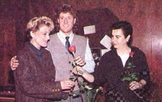<p>Fenerbahçe Kalecisi Schumacher ve eşi,Şişli Belediye Başkanı Fatma Girik'i ziyaret ediyor (1991)</p>