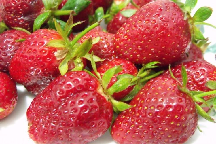<p>Karabiber, zıtlık oluşturarak çileğin tadını eşitliyor. </p>