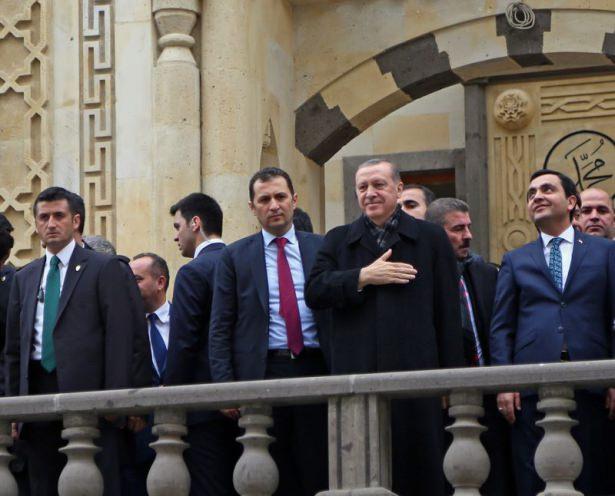 <div>Vatandaşlar, Cumhurbaşkanı Erdoğan'na büyük sevgi gösterisinde bulundu.</div>

<div> </div>
