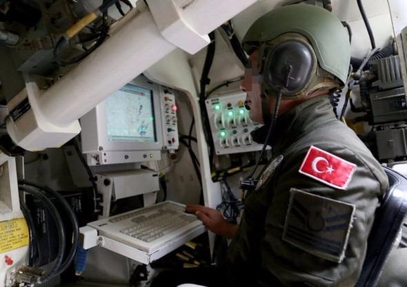 <p>T-155 FIRTINA <br />
<br />
Tamamen yerli imkanlarla, Türk mühendis ve işçileri tarafından tasarlanan Fırtına obüsleri, 20 ton zırh çeliği, 47 ton muharebe ağırlığı, 400 kilometre hareket sığasına sahip olması ve süratle mevzi değiştirebilme özellikleriyle düşmanlara korku salıyor.</p>