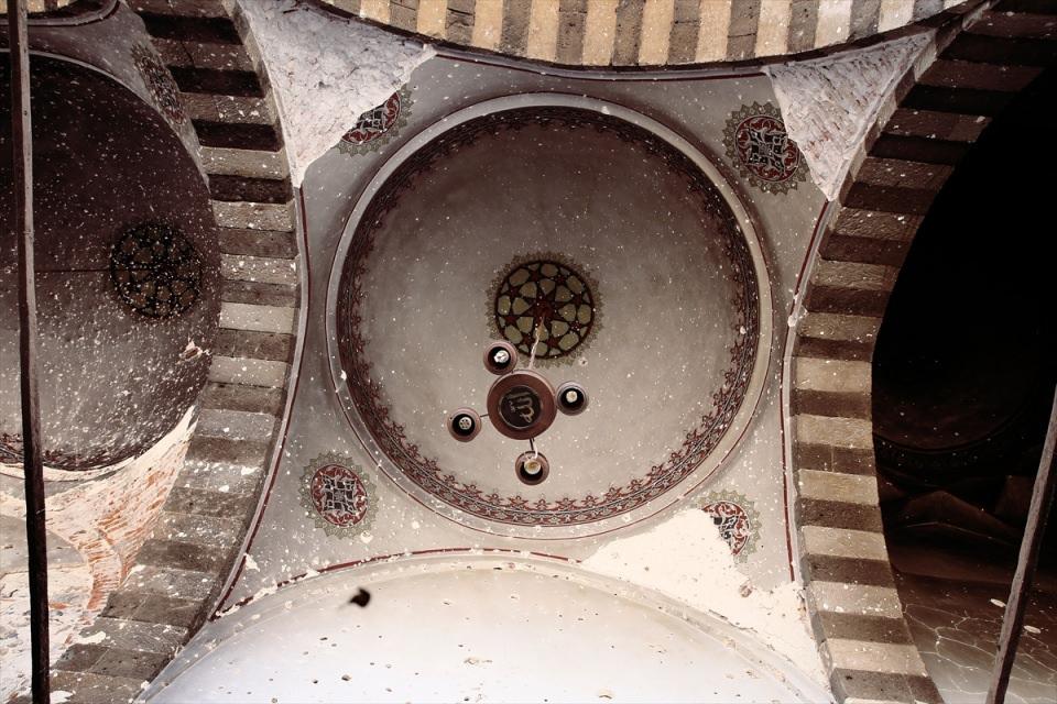 <p> Bu güzel cami için inşallah en kısa sürede restorasyon çalışmalarına başlayacağız. 15-20 günlük süre zarfında buranın ihale aşamasını bitireceğiz. Hedefimiz, 2017 yılı sonunda restorasyon çalışmalarını tamamlayıp, camimizi hizmet açmaktır."</p>
<p> </p>