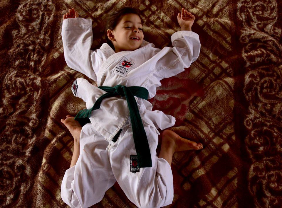 <p>Nur'un antrenör anne ve babası, imkanların eksikliğine aldırmadan karateyi öğretmek için yürümeye başladığı andan itibaren kızlarına eğitmenlik yapıyor. </p>
