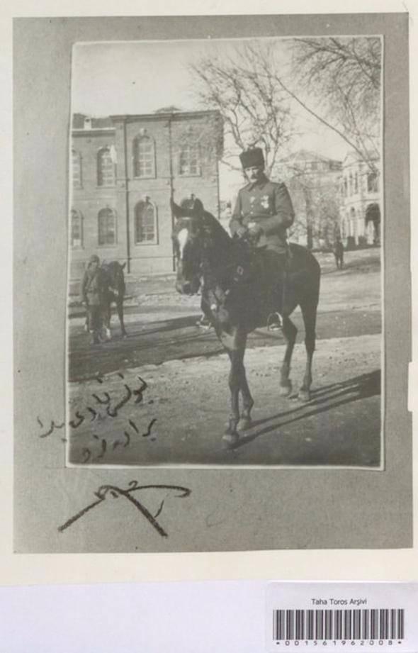 <p>Mustafa Kemal Atatürk’ün Osmanlı subaylığı döneminde at sırtında çekilmiş fotoğraf. Fotoğrafta Yunus Nadi Abalıoğlu’nun imzası bulunuyor.</p>

<p> </p>
