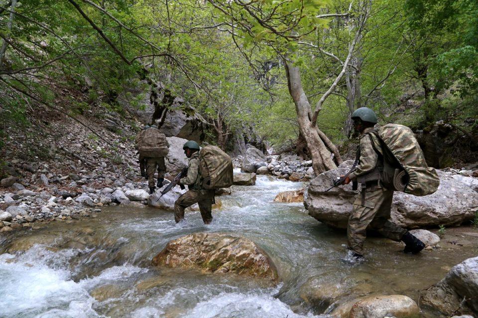 <p>Kanyondaki suya hiçbir koruyucu giysi giymeden giren, zaman zaman boyunlarına kadar ulaşan suyla mücadele eden, su debisinin yüksek olduğu ve şiddeti nedeniyle büyük çukurların oluştuğu noktaları kayalara bağladıkları iplerle aşan komandolar, kanyon geçişini 3 saatte tamamladıktan sonra düşmanın lojistik üssünü imha etmek için güneşin son ışıklarını bekledi. </p>
<p> </p>