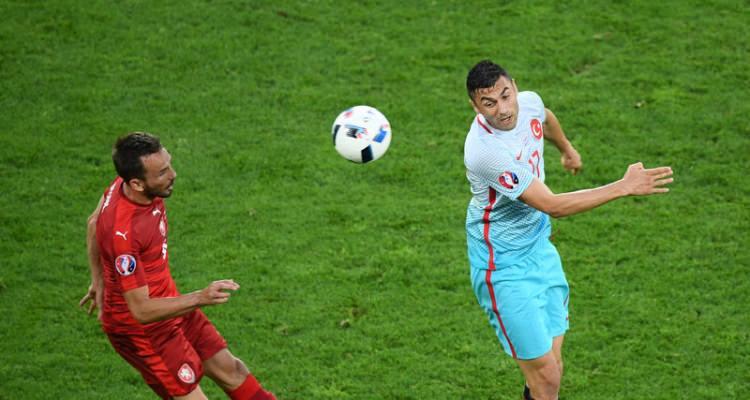 <p>Bild gazetesinin internet sitesi, "Borussia Dortmundlu Mor, Türkleri umutlandırdı" başlığını kullandığı haberde, gelecek sezon sarı-siyahlılarda forma giyecek 19 yaşındaki Emre Mor'un performansına dikkati çekti. Emre Mor'un Bayer Leverkusen'de oynayan Hakan Çalhanoğlu'nun yerine ilk 11'de oynadığı belirtilen haberde, Türk Milli Takımı'nın Çek Cumhuriyeti'ni yenerek bir üst tura çıkmak için umutlu olabileceği ifade edildi.</p>