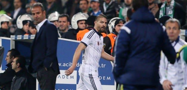 <p>İsmail Kartal döneminde oynanan Bursaspor maçında 35. dakikada oyundan alınmasa bir hayli sinirlenen Caner Erkin, "Bir daha bu takımda oynamam" diyerek direkt olarak soyunma odasına gitmişti.</p>
