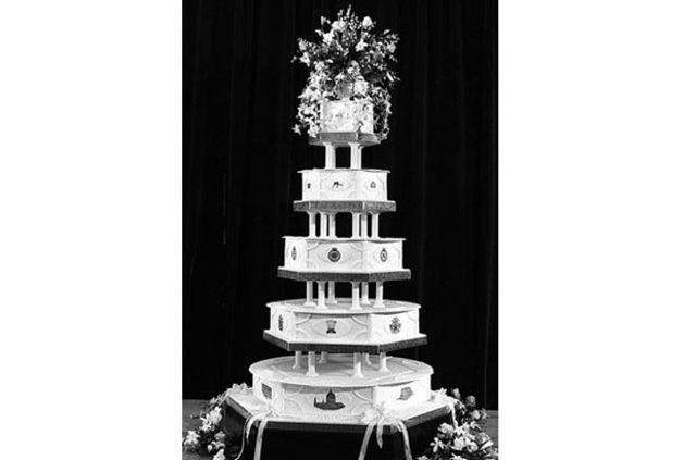 <p>İngiliz Kraliyet ailesinin dünyaca ünlü çifti Prenses Diana ile Prens Charles'ın 35 yıllık düğün pastasından kalan bir dilim, açık artırmada satılacak.</p>

