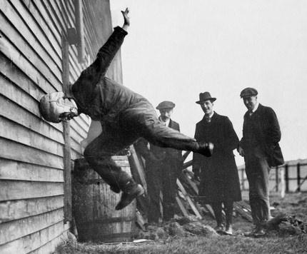 <p>Yeni rugby kaskları test edilirken, 1912</p>

<p> </p>
