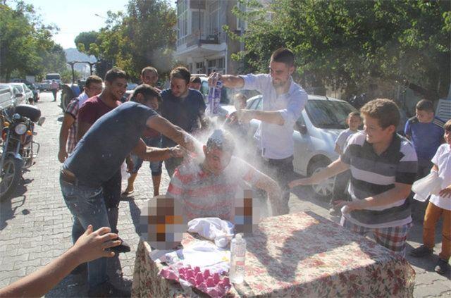 <p>Ezine'de dünya evine girmeye hazırlanan Halil Uslu, damat tıraşı için sokakta kurulan berber koltuğuna oturdu. Ancak damadın başına tıraştan başka her şey geldi.</p>
