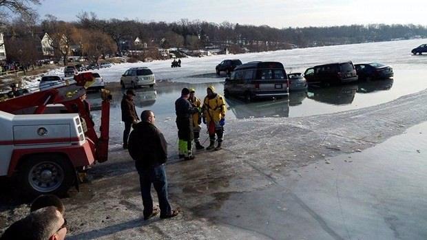 <p>ABD'nin Wisconsin eyaletinde buz tutmuş gölün üzerine otomobiller park edildi. buzun kırılmasıyla otomobiller suya gömülmeye başladı.</p>

<p> </p>
