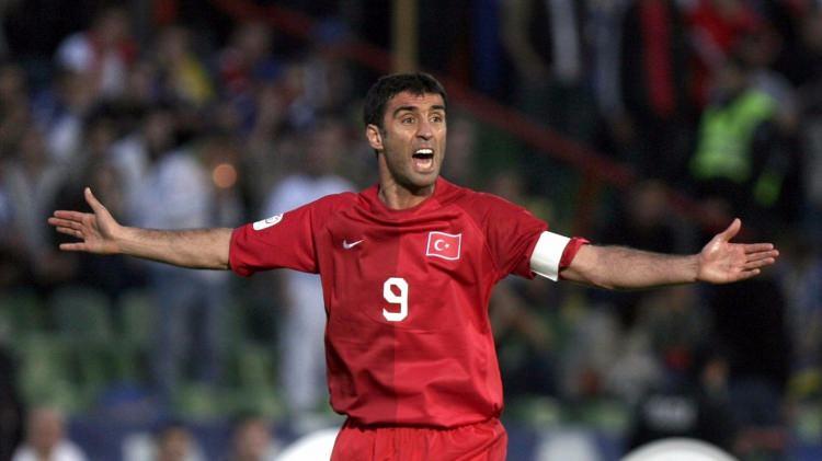 <p><span style="color:rgb(255, 255, 255)">Millî Takımın İtalya da kamp yaptığı dönemde Türk futbolunda yeni parlayan bir yıldız olan Hakan, İtalyan menajerlerce izleniyordu. Görüşmeler sonucu 1995 yılının Haziran ayında Seria A'da orta sıralarda yer alan Torino takımı ile anlaşıldı. Takımın forvet mevkiinde oynayan Şükür, yaz döneminde başarılı bir hazırlık kampı geçirdi ve takımla çıktığı yedi hazırlık maçında altı gol attı.</span></p>