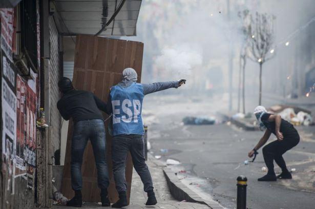 <p>Polisle ara sokaklara dağılan göstericiler arasına zaman zaman gerginlik sürüyor.</p>
