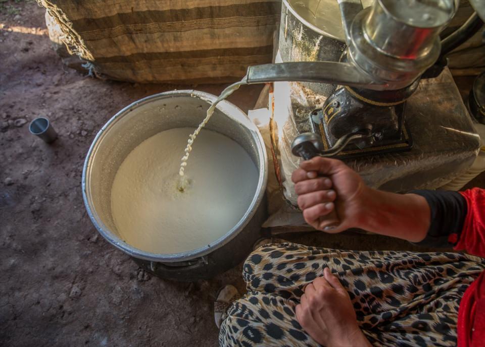 <p>Çobanlar da iftar ve sahuru hayvanlarının başında, meralarda yapıyor. Güneşin etkisini kaybetmesiyle hayvanlarını meraya çıkaran çobanlar, el feneri ve ay ışığından faydalanarak yemeklerini yiyor.</p>

<p> </p>

<p> </p>
