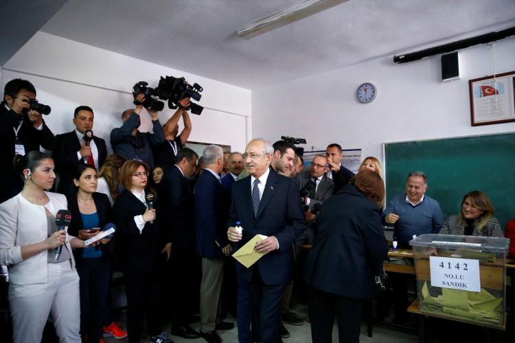 <p>Bugün Türkiye’nin kaderini oyladıklarını kaydeden Kılıçdaroğlu, “Bütün vatandaşlarımız sorumluluk duygusu içinde sandığa gidecekler ve oylarını kullanacaklar. Çok mutluyum. İnşallah hayırlı bir sonuç çıkar ve hep birlikte Türkiye’nin başka temel sorunlarını tartışma imkanımız olur” diye konuştu.</p>
<p><a href="http://video.haber7.com/video-galeri/88991-chp-lideri-kemal-kilicdaroglu-oyunu-kullandi" target="_blank"><strong>KEMAL KILIÇDAROĞLU OYUNU KULLANDI... VİDEOSUNU İZLEMEK İÇİN TIKLAYINIZ...</strong></a></p>