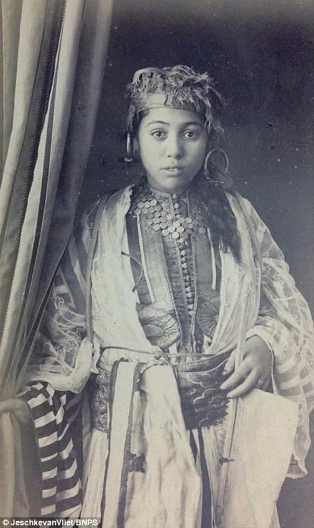 <p>Geleneksel kost&uuml;ml&uuml; bir kız &ccedil;ocuğu...</p>

<ul>
</ul>
